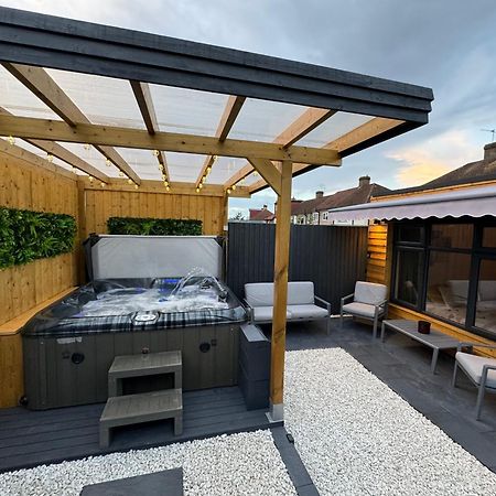 Wild & Free Hot Tub Retreat Appartement Dartford Buitenkant foto